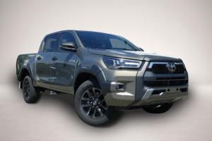 Toyota Hilux Double Cab 2.8 Invincible +Wanne +AHK!